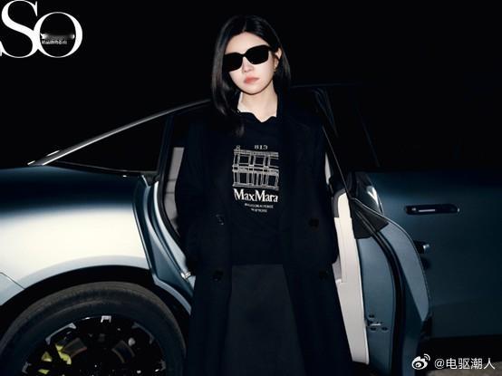 陈妍希米兰看秀，我看极狐新S5刷了一晚上陈妍希在米兰的图，黑色Maxmara风衣