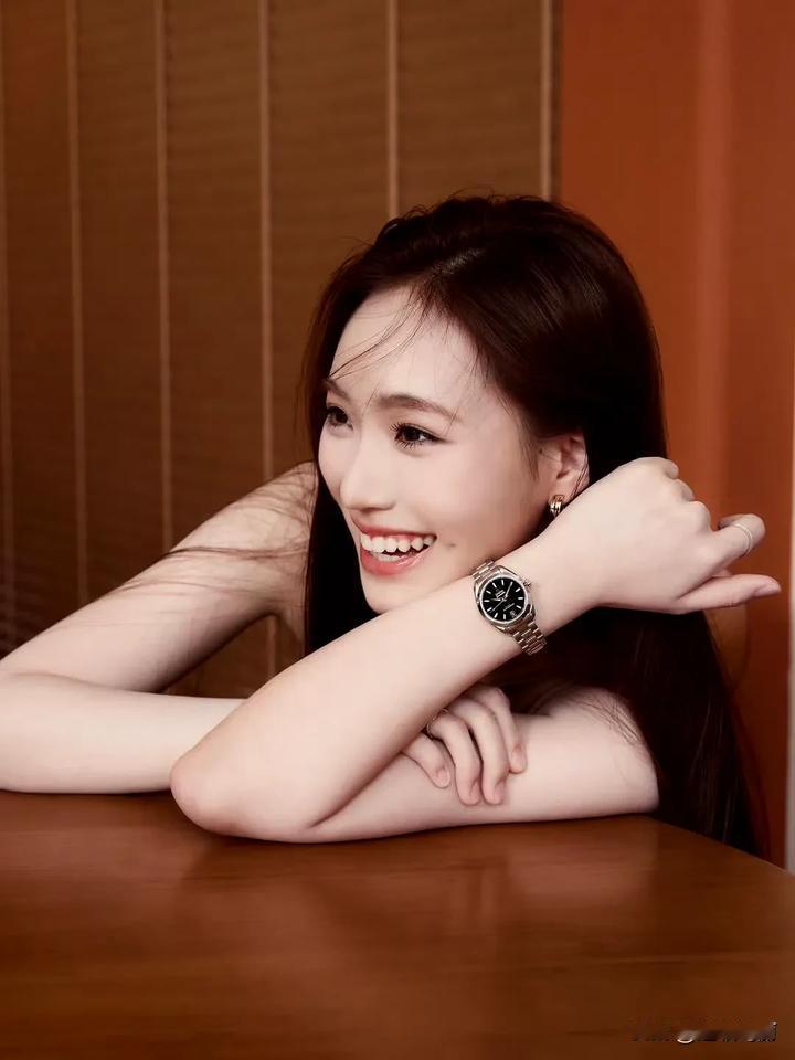 小S女儿Lily 演绎OMEGA腕表🤎🤎 ​​​
Lily好棒啊，这么年轻接
