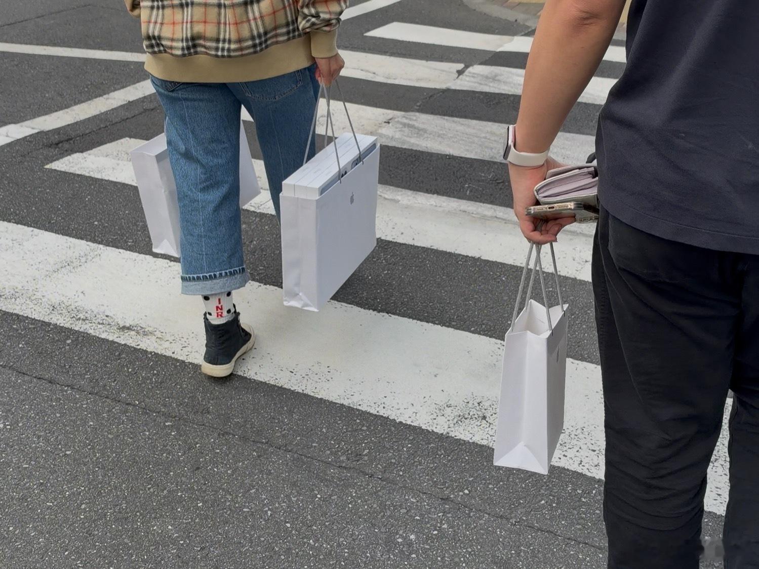 一个观察：外国人对折叠屏的需求好像没有那么高。这次在日本首发买 iPhone d