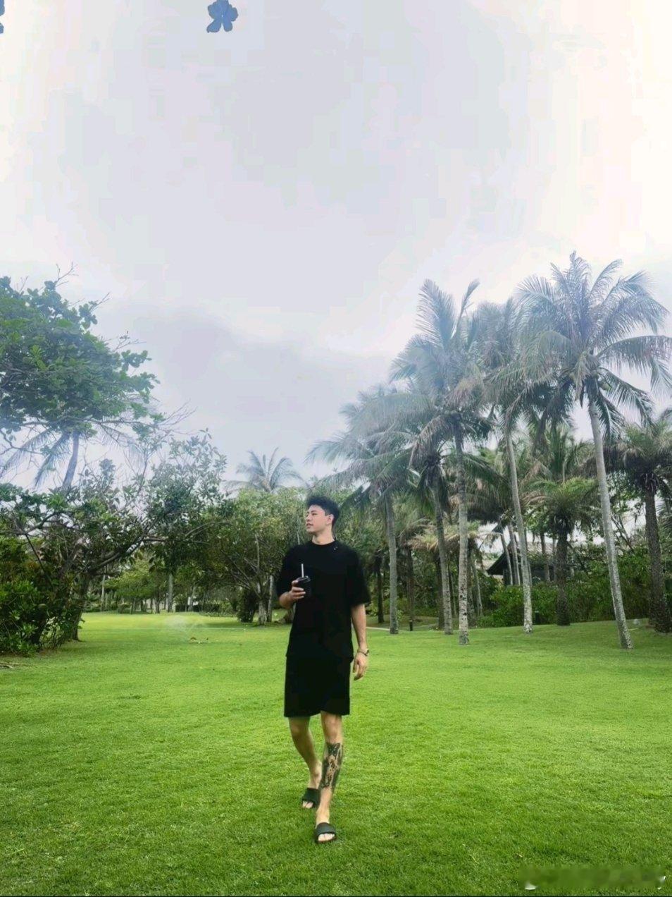 没有队友的情况下，小曲也是妥妥滴大长腿😃。男排中国男排