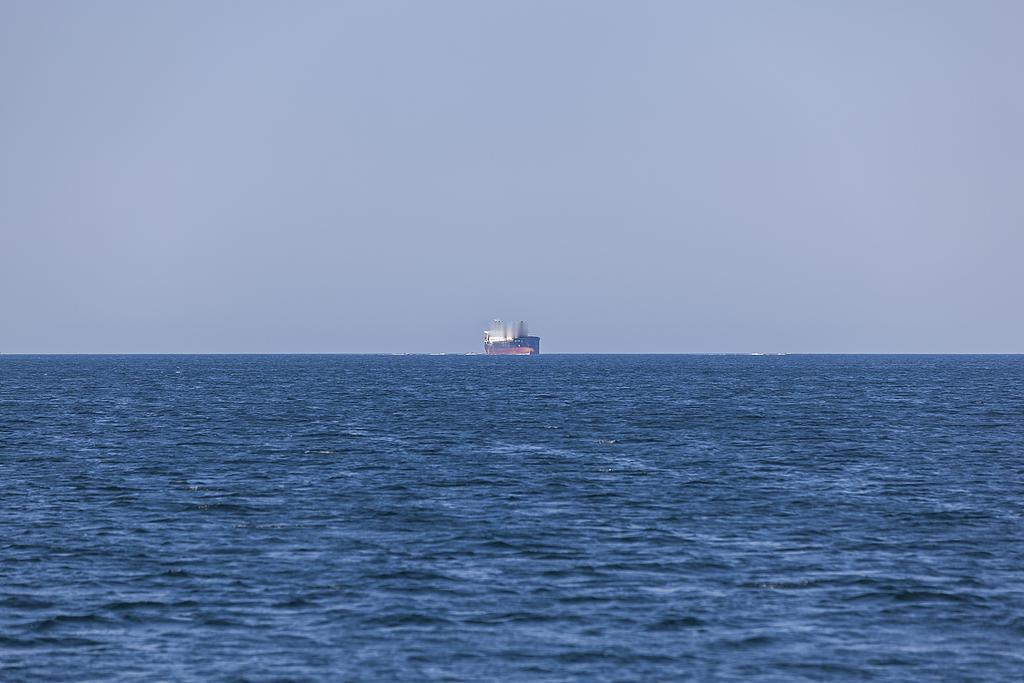 据美国全国广播公司报道，霍尔木兹海峡的深蓝色海面上，美军中央司令部日前丢下了一枚