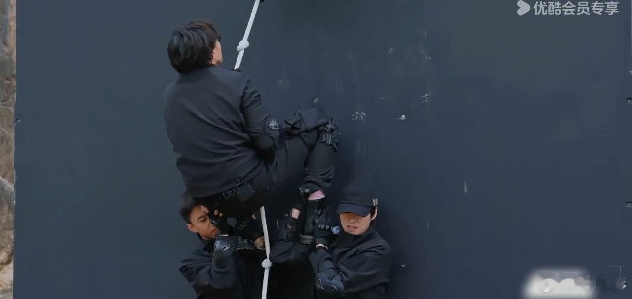 魏大勋付航等助力王传君爬墙那段看着都累，王传君都快撑不住了，一群人合力托举，太让