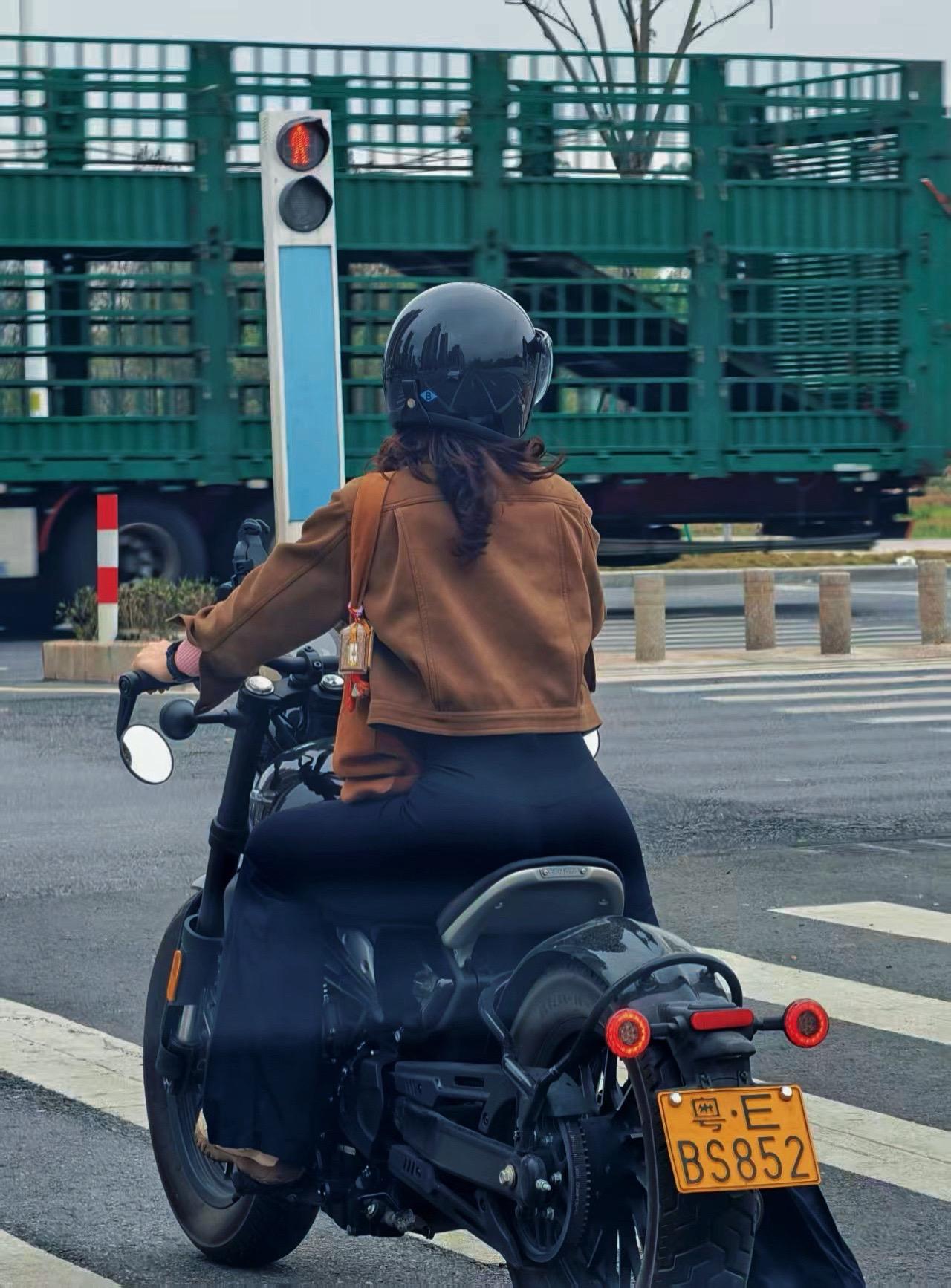 糟糕 又被你发现我还有骑机车的技能。