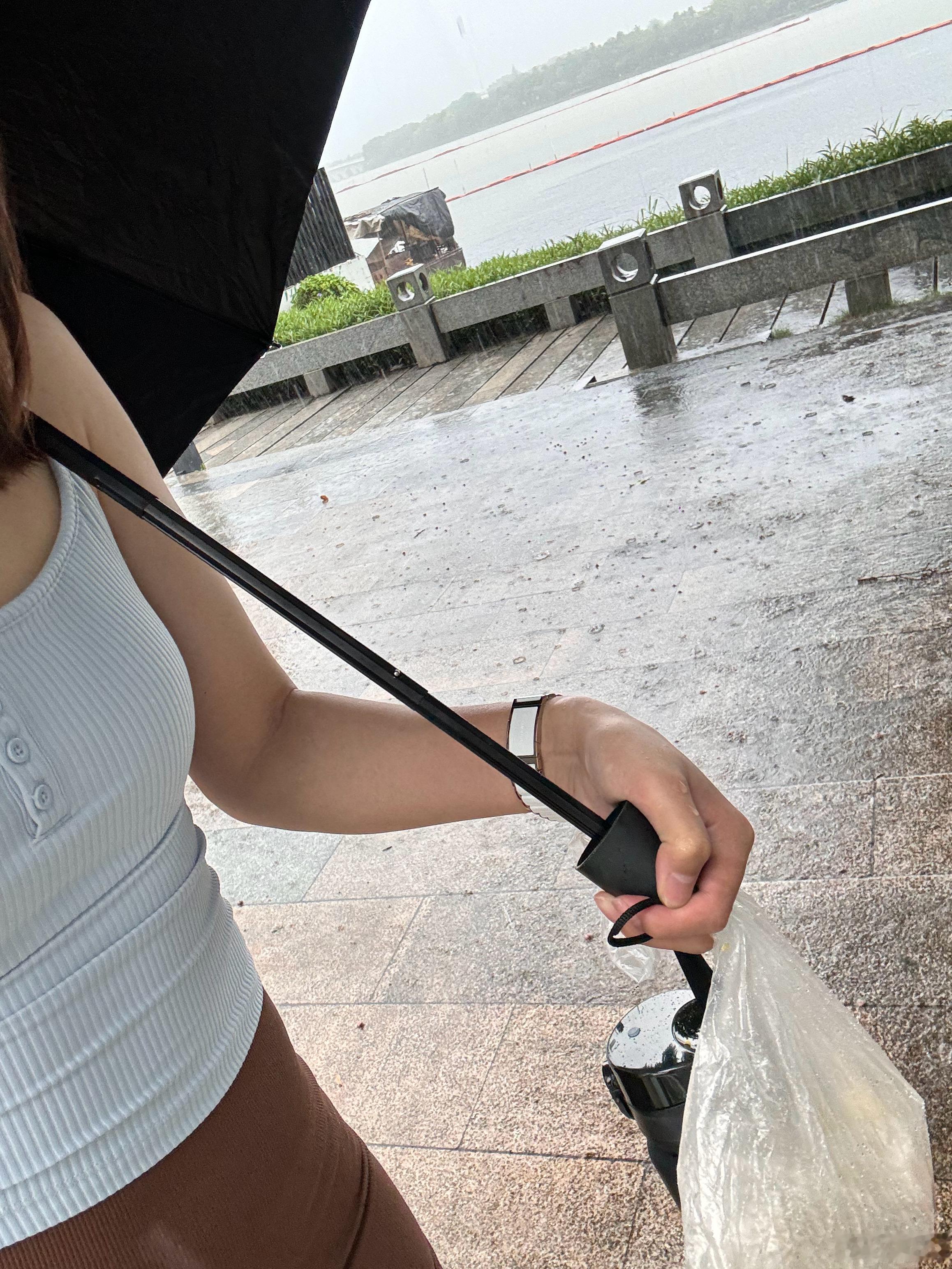 下雨天成了我锻炼的唯一阻碍，鞋子都湿掉了，这雨太大了吧[揣手] ​​​