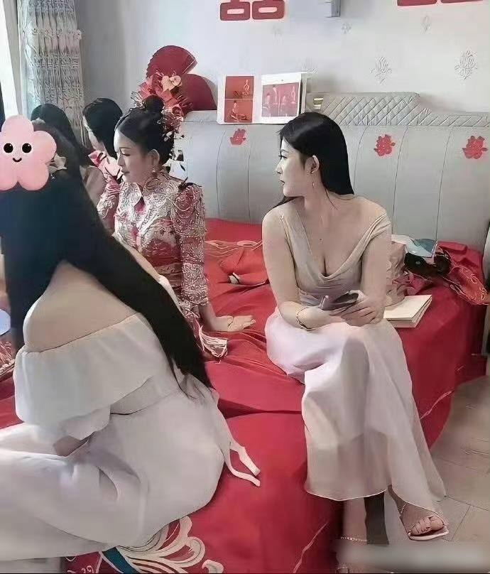 难怪新娘一脸的不开心，这一幕换谁谁都一样啊 