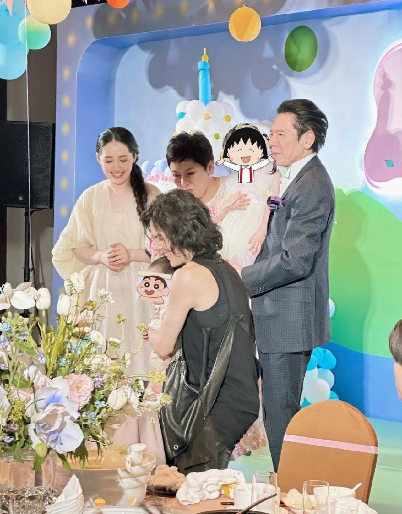 向佐和郭碧婷为二胎儿子办周岁宴，向太和向华强也满脸笑意的抱着俩孙露面。
值得一说