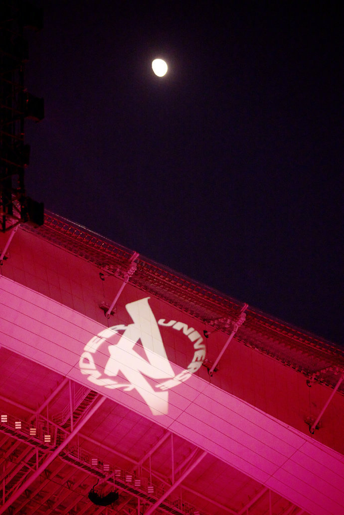 王源提前祝大家中秋快乐 王源演唱会开头结尾都在按眼镜录制王源提前祝大家中秋快乐，