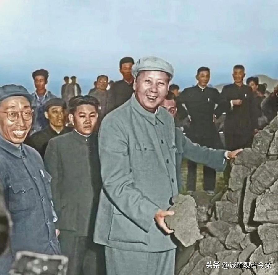 历史时光
1959年毛主席去马鞍山钢铁公司的老照片。照片里毛主席在矿石堆前，弯腰