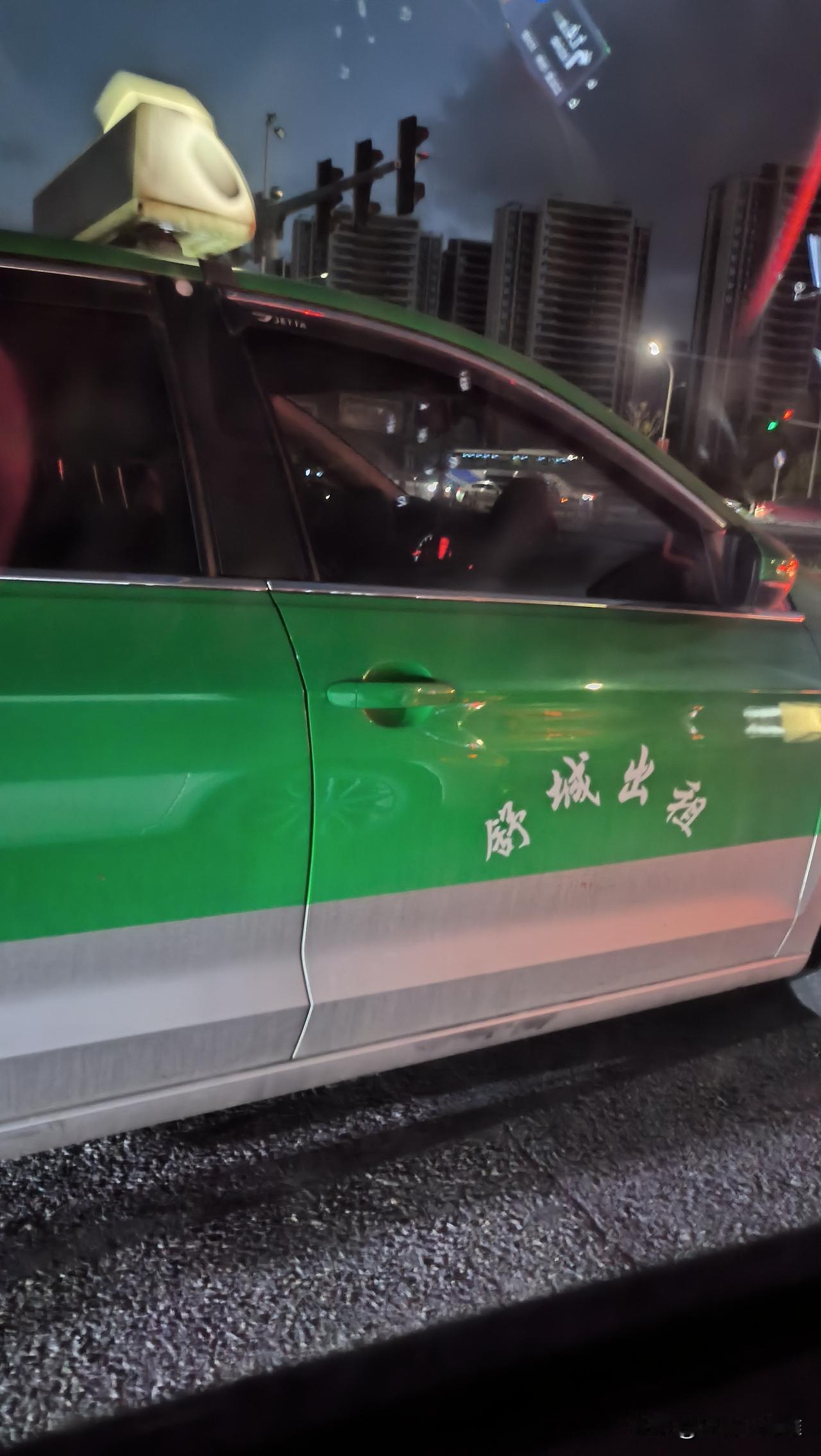 太牛了，宁波街头居然看到了一辆绿色的出租，和宁波本地的蓝色出租不一样！
一看是舒