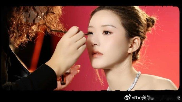 赵露思这次不是自己化的妆，化妆师出手果然不一样！妆容精致细腻，和以往比更显优雅，