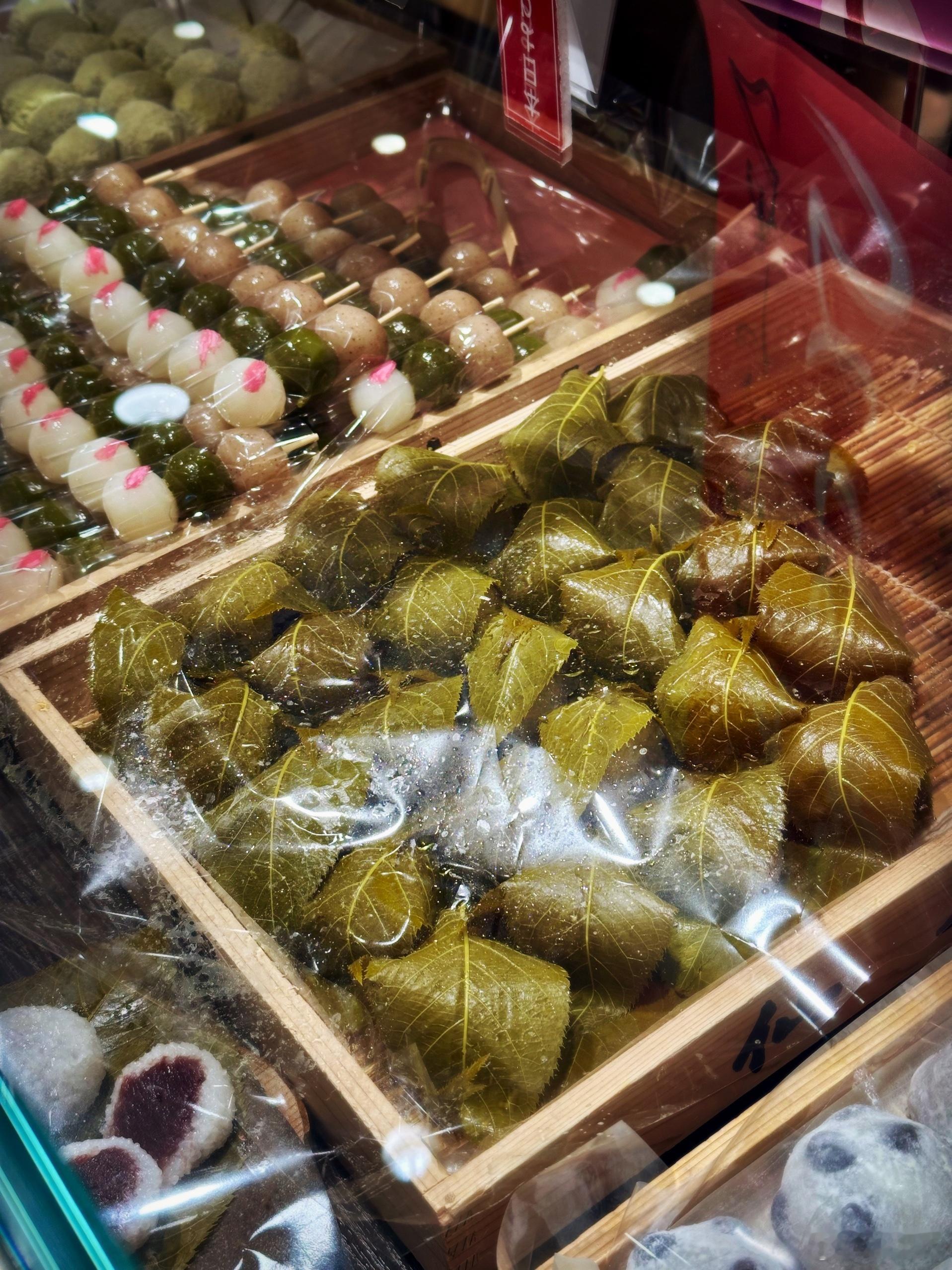 本社在京都的仙太郎团子店。东京的店在JR渋谷駅出站口的那个商场的食品层。团子里的