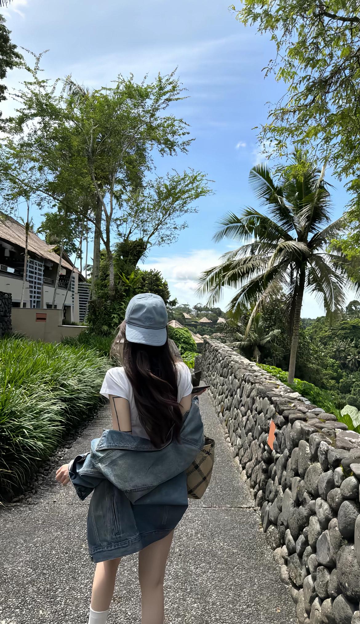 越来越多女生选择不结婚，
不是对婚姻失望，
而是我们终于活明白了：

结婚从来不