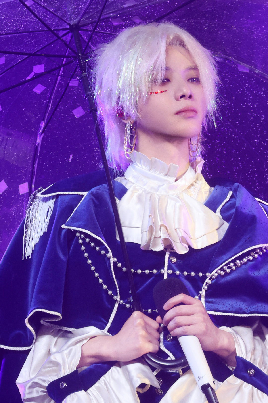 华晨宇雨中上演大规模烟花秀雨夜限定浪漫来了，华晨宇顶着降雨完成大规模烟花秀。烟火