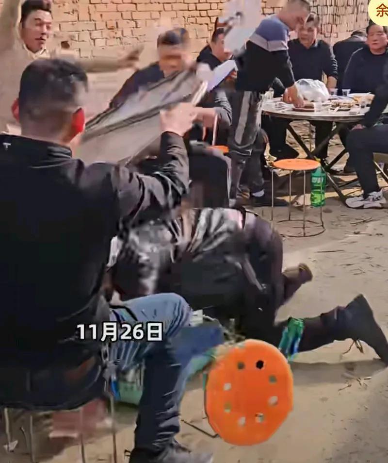 男子回村端盘子跑的太急跌倒，撞翻桌子，事后摊手坐地淡定一笑，
网友说，事故原因给