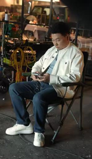 余承东首曝大阔折真机 宅在家里面以后不管是看剧还是看电子书，都会觉得非常方便的呀