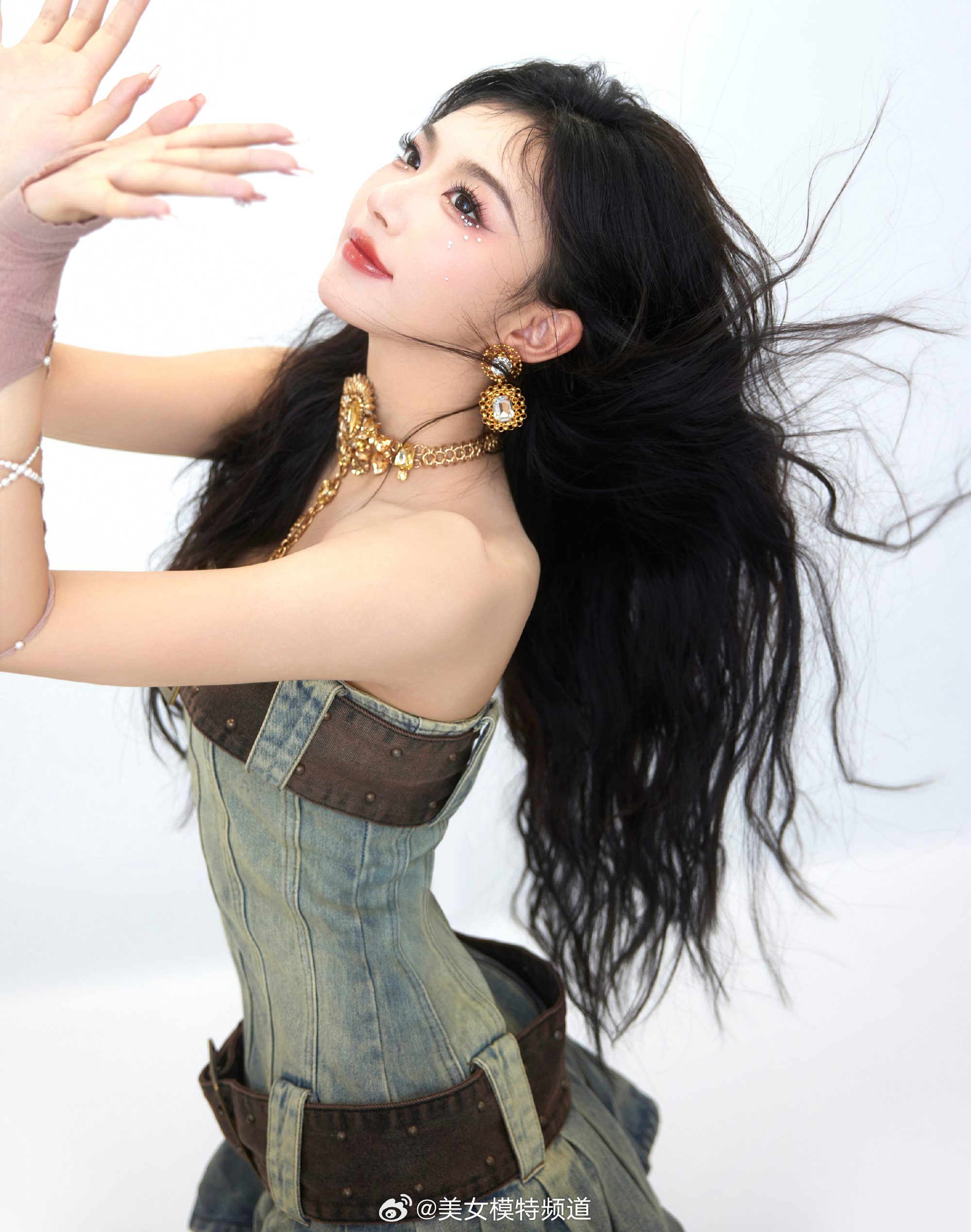 孔雪儿复古娇媚回溯千禧击碎束缚 