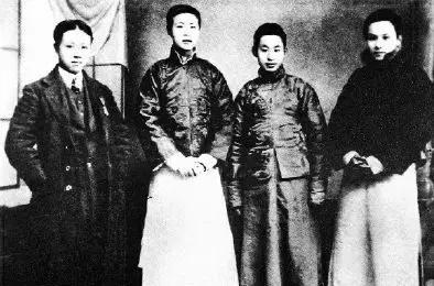 顾颉刚回忆：我的少年游
 
顾颉刚、叶圣陶、王伯祥和章元善四人都是苏州长元吴公立