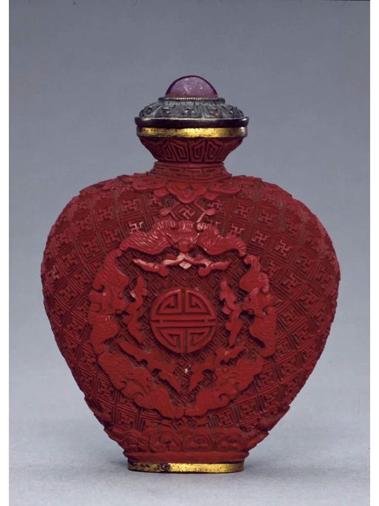 红雕漆“五蝠捧寿”鼻烟壶