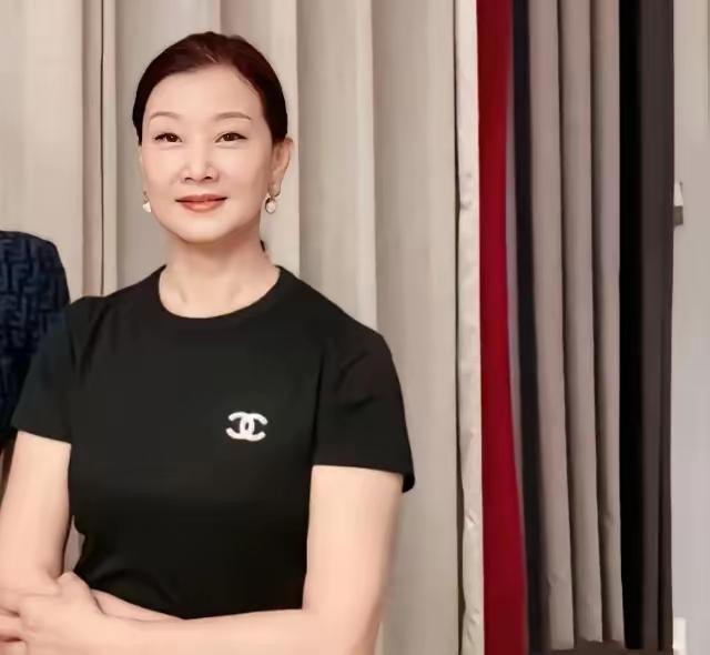 她是国家宝藏级别的女歌手
你们认识她吗？
她是湖南人，她的代表作有很多，我就不多