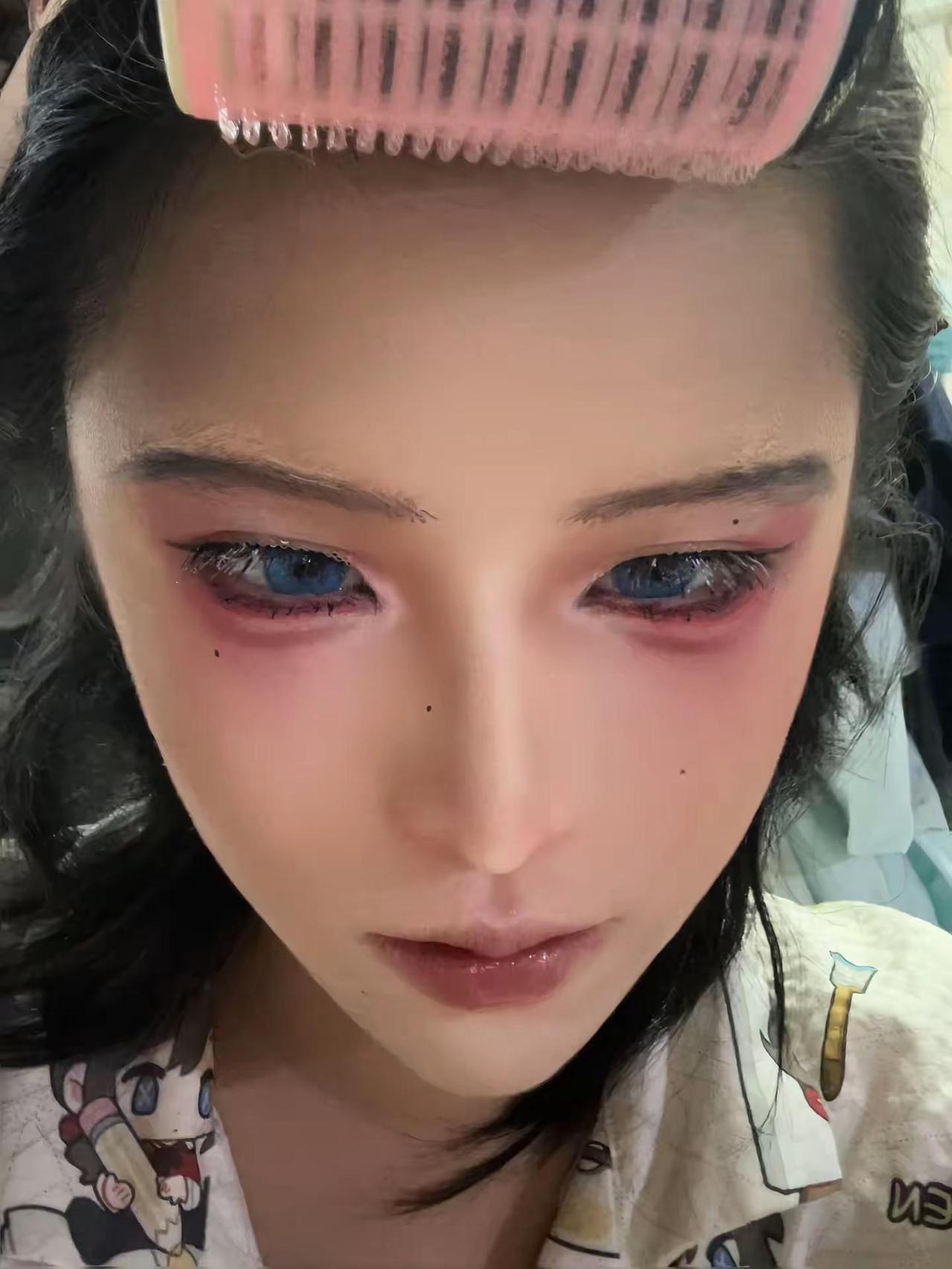 眼裡有藍色的湖泊…