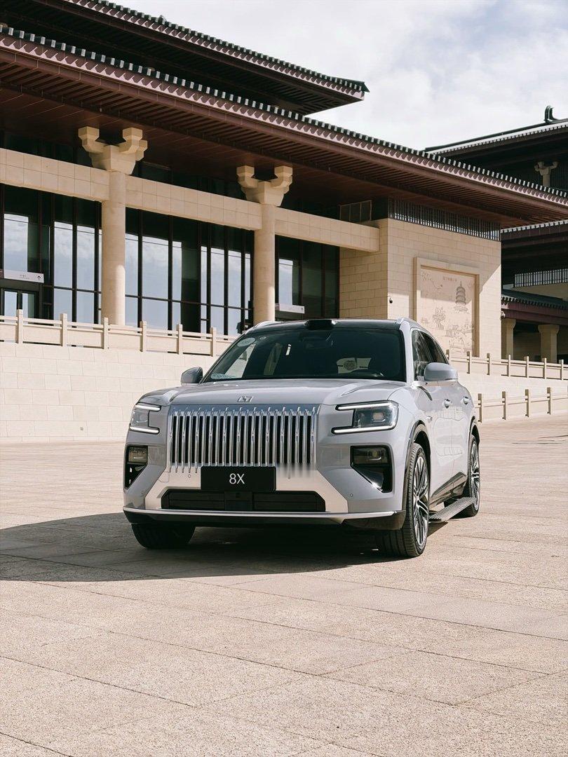 极氪8X昨晚上市了，指导价35.68万起，权益价32.98万起。顶配曜影版零百2