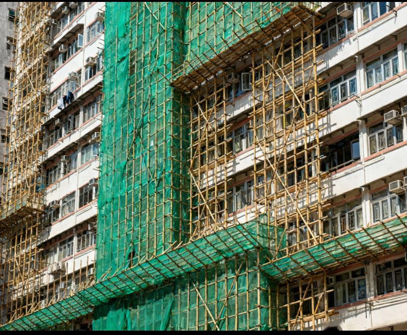 香港大火义工称物资越派越多｜蜜雪冰城捐2000万港元援助香港火灾浓烟吞噬旧楼，火