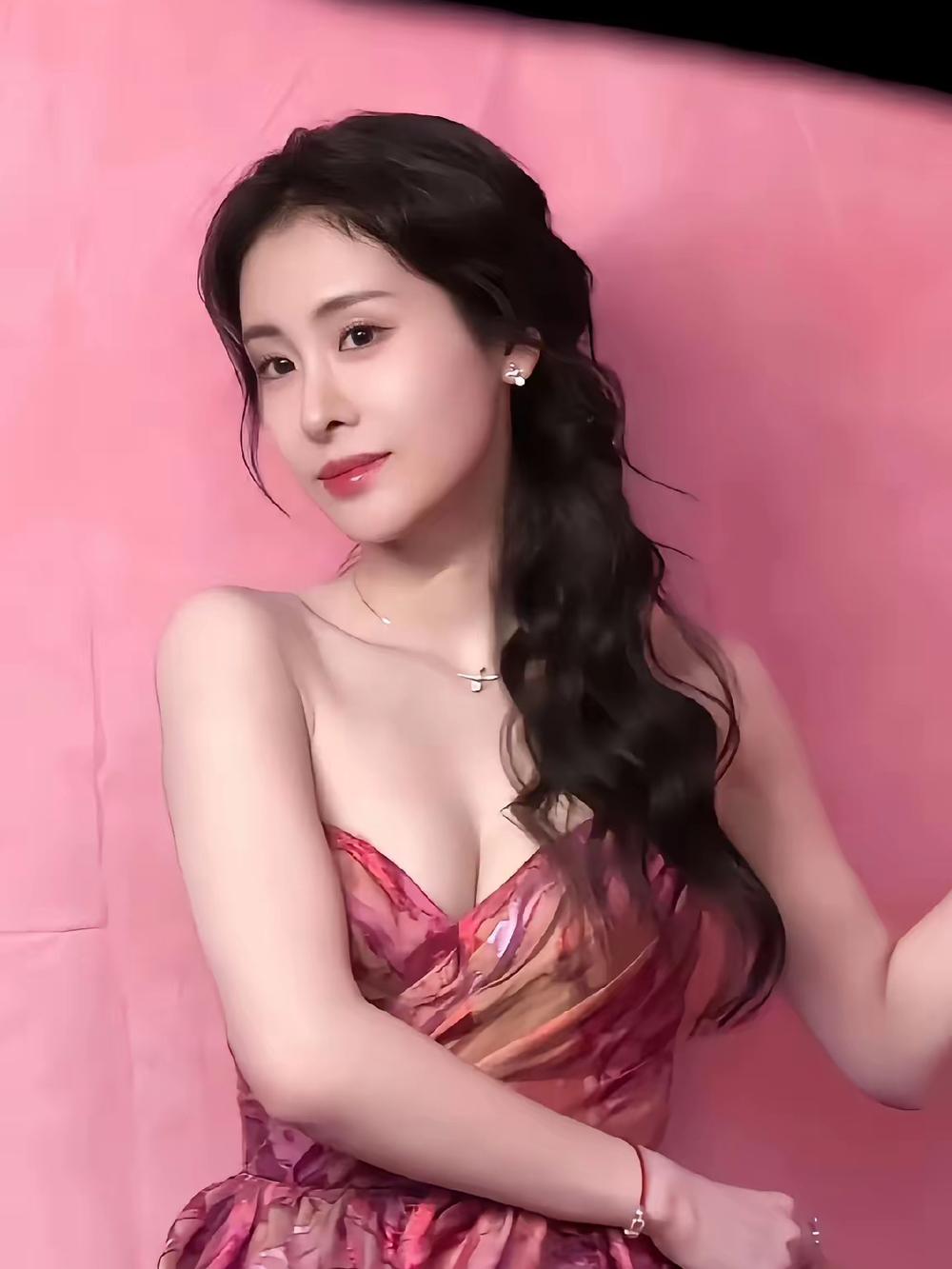 张碧晨身着一袭玫红色抹胸礼服，勾勒出优雅身姿，一双纤长美腿尤为吸睛，这般明艳动人