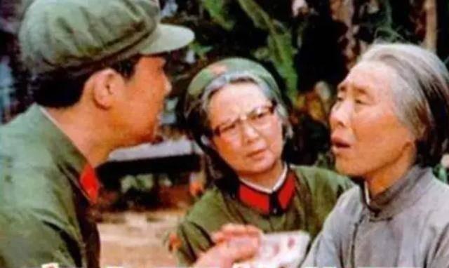 1979年，一位战士壮烈牺牲，妻子拒绝改嫁。28年后，妻子借了2000元作为路费