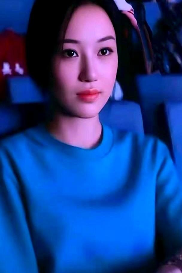 李嫣这孩子，真的从来不是靠脸吃饭的。

最近她又因为基金会的事儿上了热搜。你知道