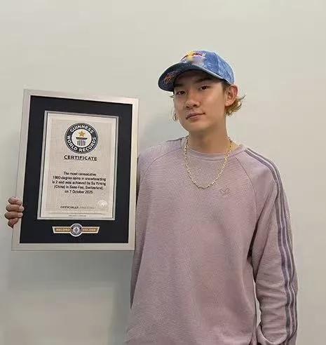 许昕的滑雪搭子是苏翊鸣 国乒“大蟒”跨界联动单板滑雪奥运冠军，文体界神仙同框太惊