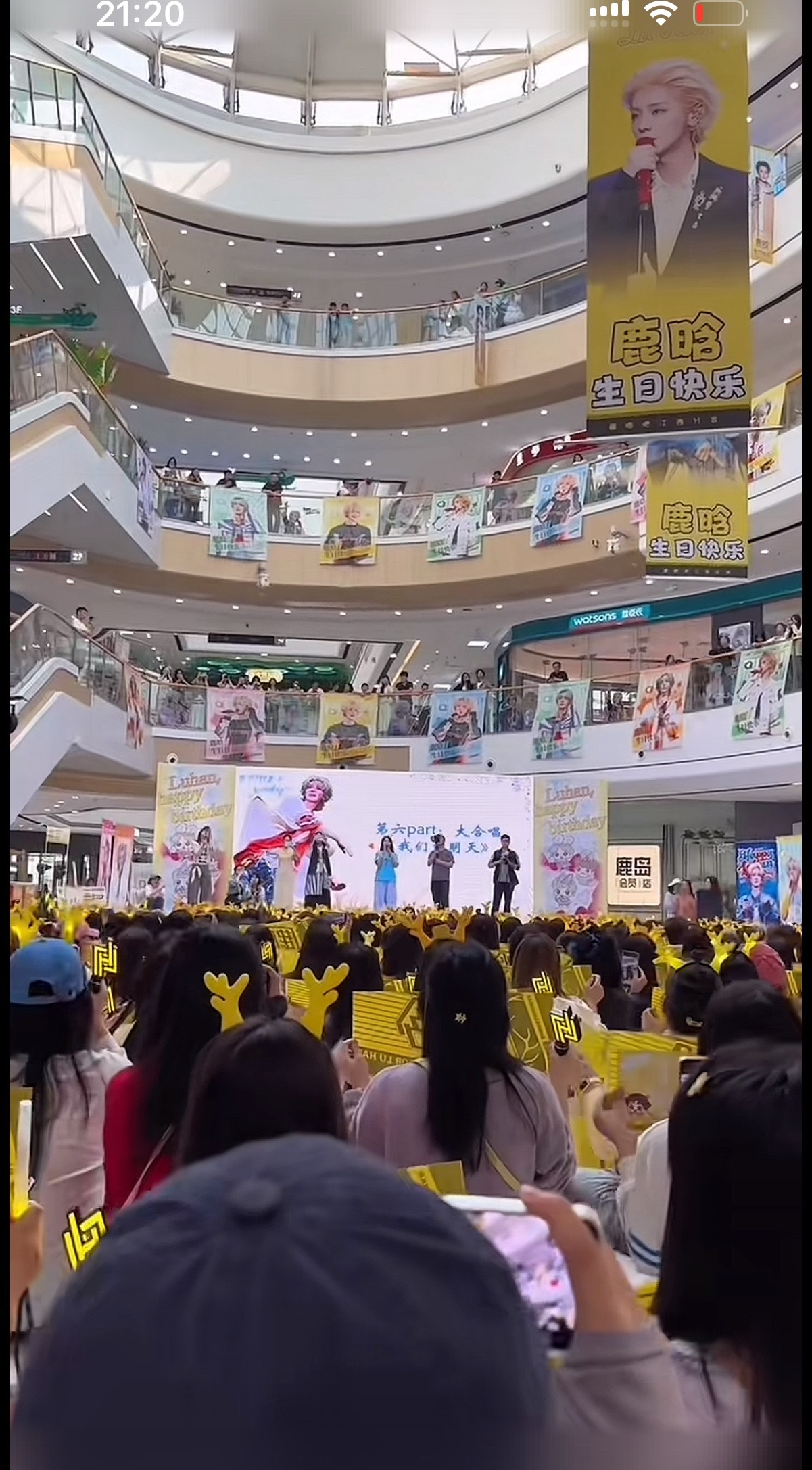 鹿晗生日越来越近了好开心年年都有这么多的人爱着他很难得的鹿晗很长情的小芦就这样年