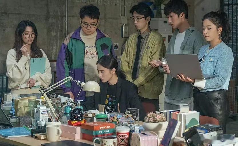 适合去看好东西的几类人 对于爱喝酒的朋友，电影里的氛围可能正合他们的口味；而“恋