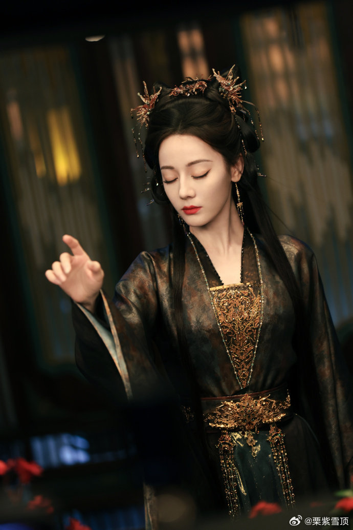 来看娱乐迪丽热巴一灯照万灵迪丽热巴一眼动乾坤自带神性又藏着柔情，一灯照亮万灵，一