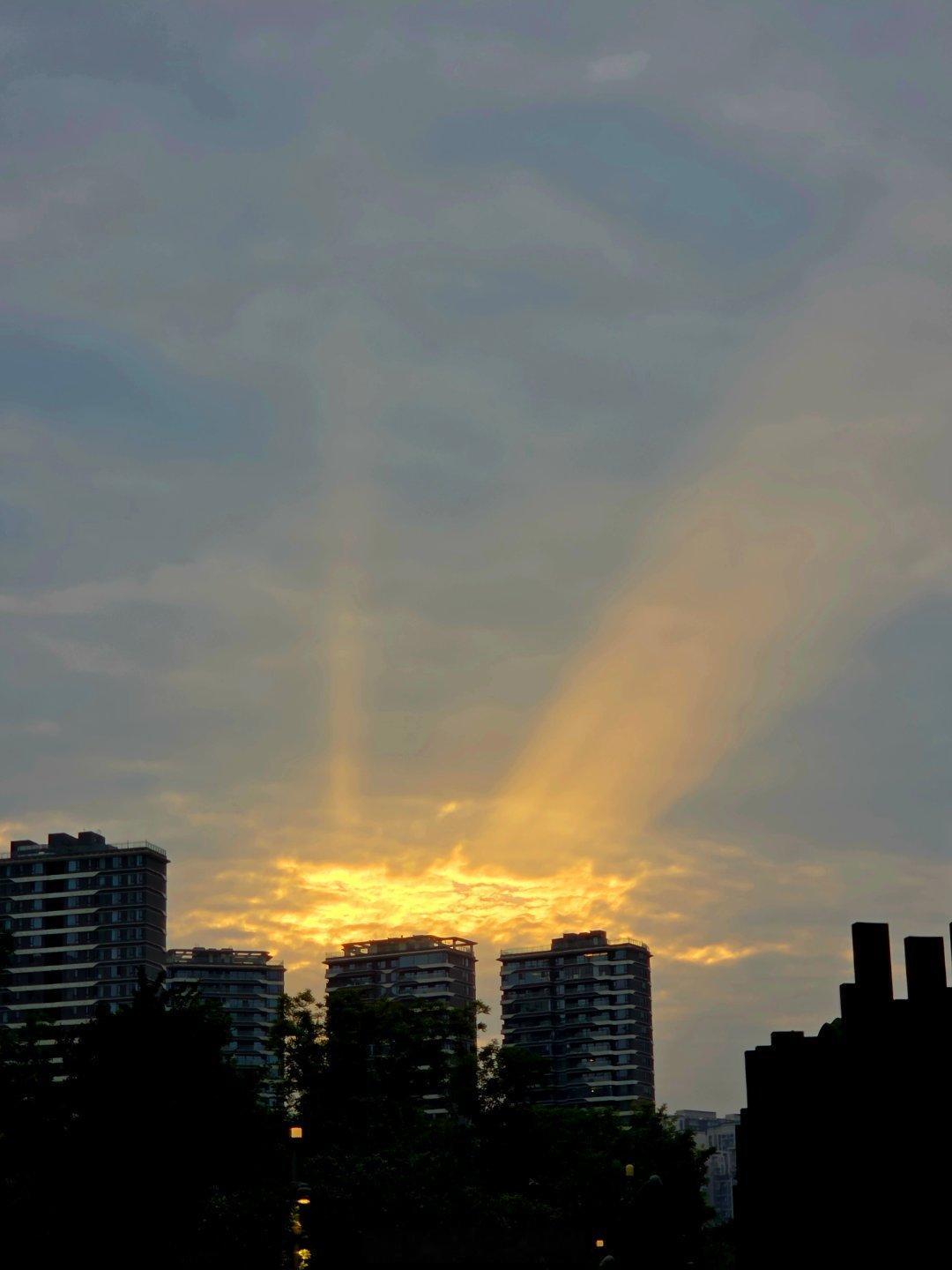 成都街拍成都天空我被成都的夜晚迷住了城市影像记手机摄影爱好者成都傍晚的霞光。 成