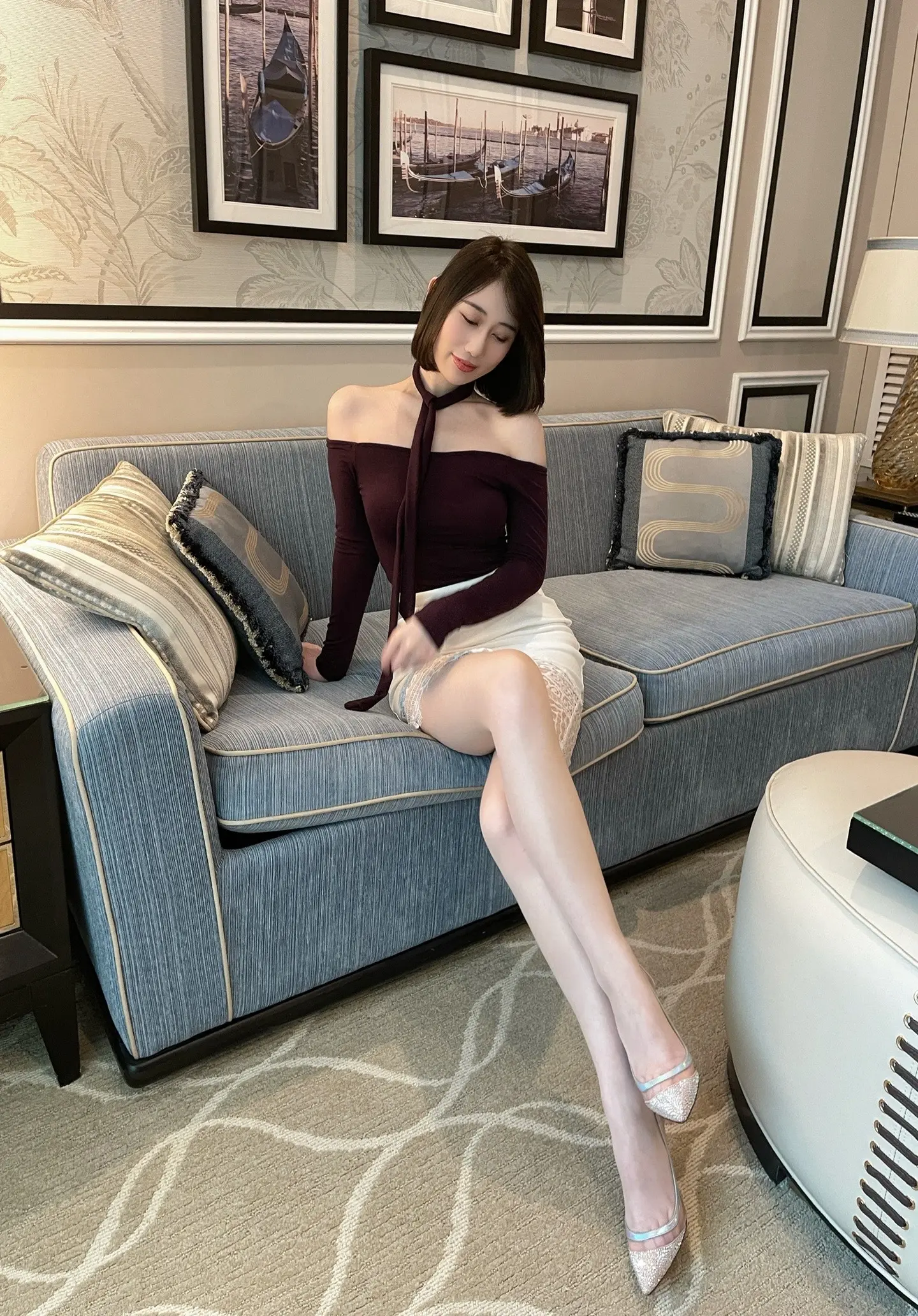 戴眼镜的是姐姐，不戴眼镜的是妹妹