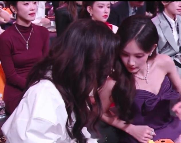 李一桐章若楠热聊李一桐章若楠内场热聊微博之夜内场 救命！这是什么神仙同框！我的两