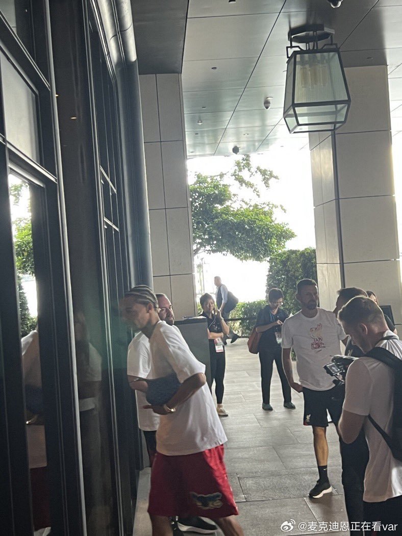 woc 这是真的快啊 艾基蒂克已经抵达香港和球队汇合了难道周六晚上的季前赛真的就