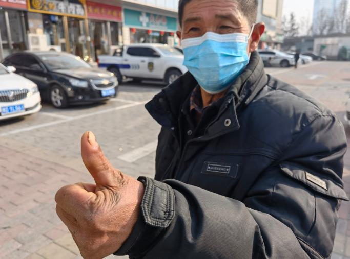 医生王福建到底有多可恨！农民意外导致四根手指离断，手术当日医用材料费高达14.3