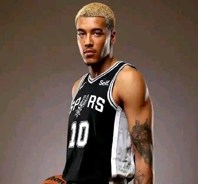 那头张扬的红发，曾是他撕咬对手的旗帜。
如今，却像一盏孤灯，照亮他正缓缓跌出轮换