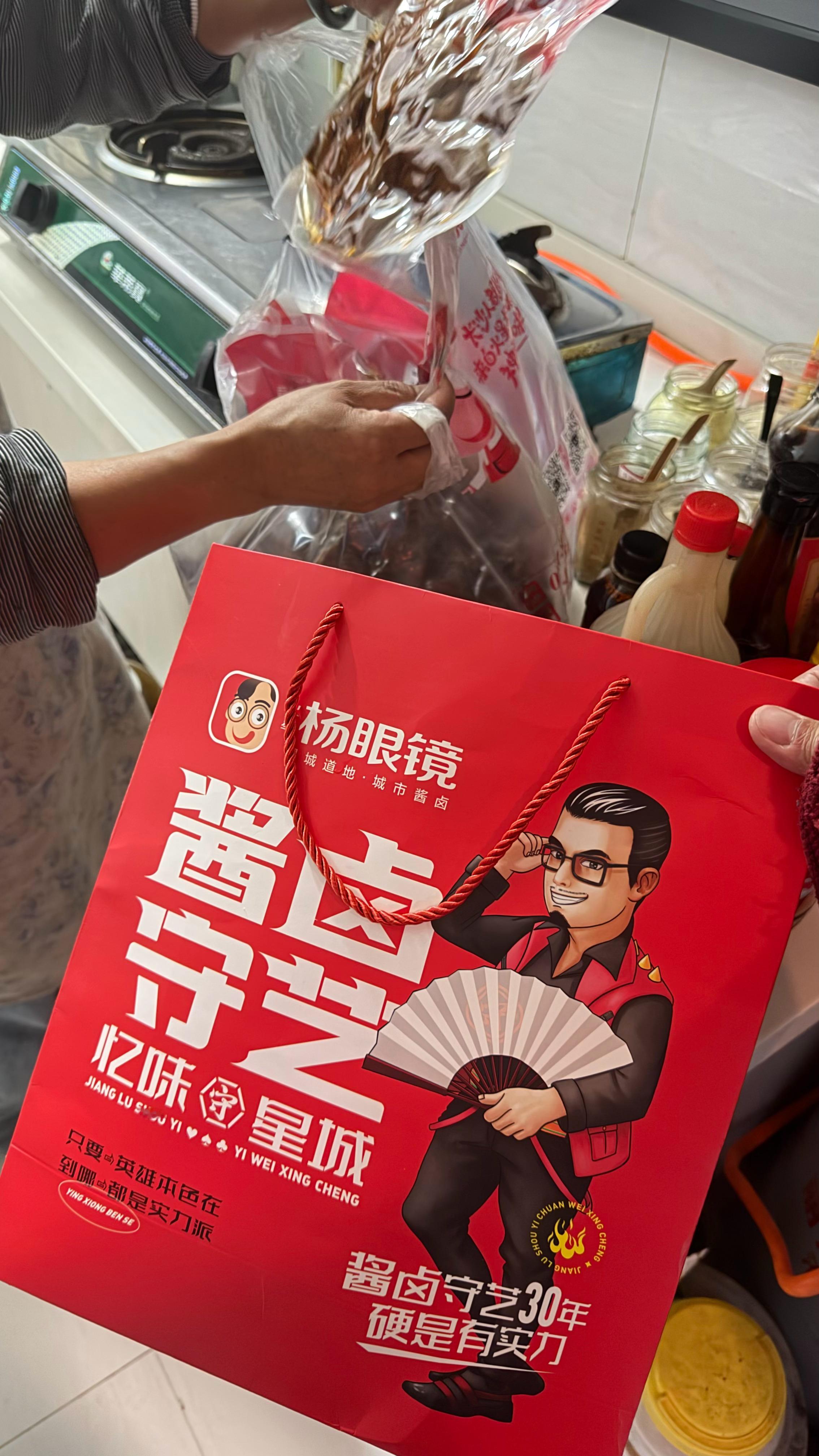 我们客栈的湖南客人是真的宠！一大袋子酱卤直接给我整懵了，拆开那味儿香得我直扒拉袋