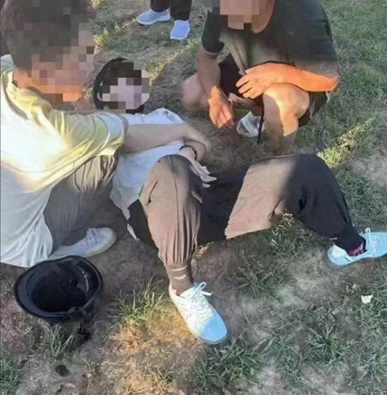“我可能当不了爸爸了！”男子到长白山骑马，刚准备上马，马突然受惊，扬起后蹄狠狠朝