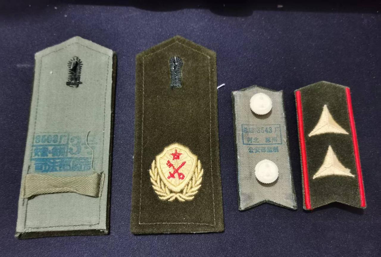 哪位老师知道这是退役的警察什么肩章和领章？