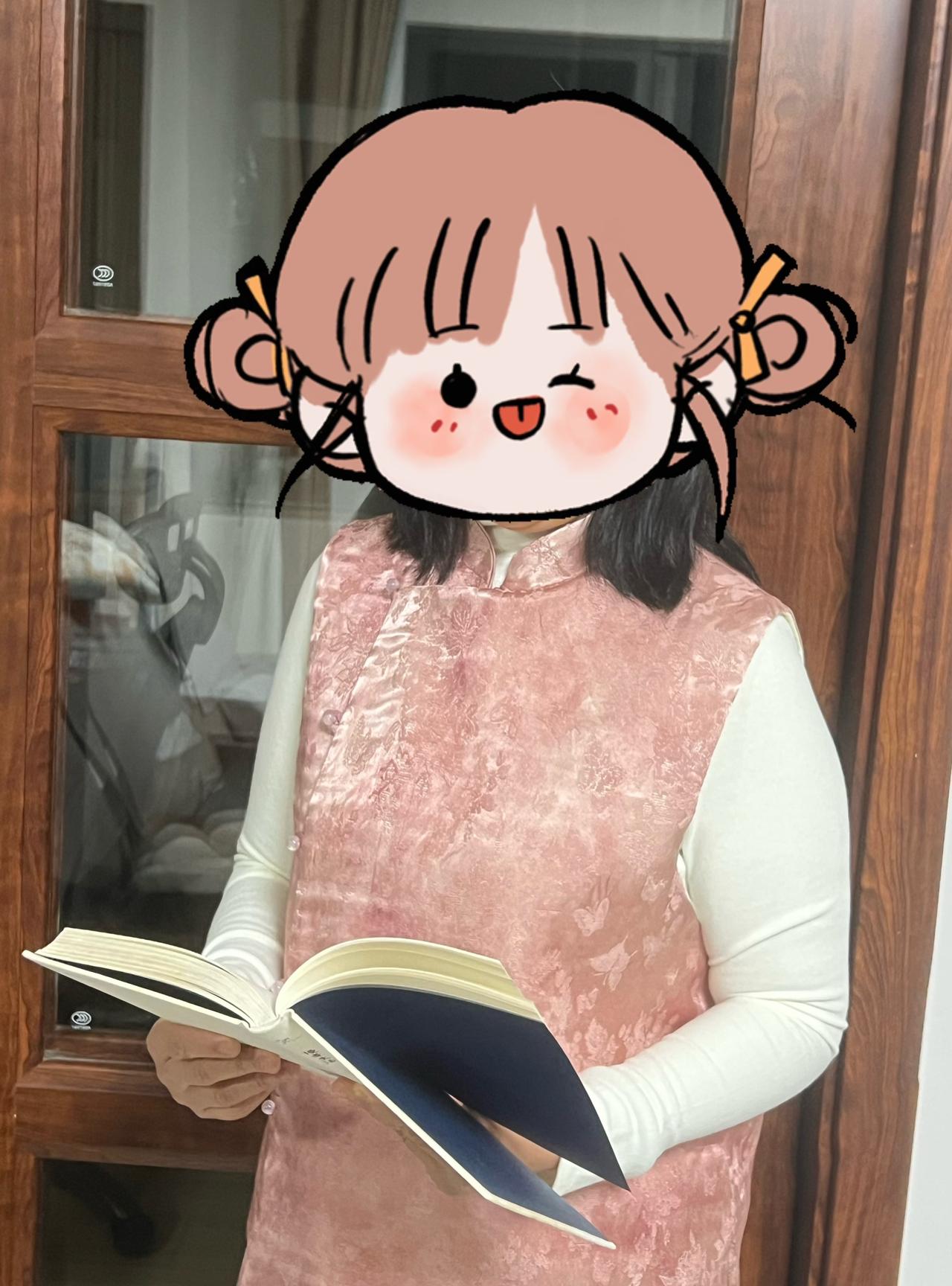 这两周做了两件新中式夹棉：
一件是浅绿夹棉小立领对襟上衣，一件是粉调夹棉偏襟马甲