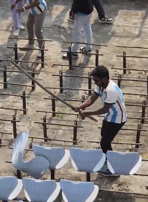 印度：数千名球迷花费高达133美元，只为在印度加尔各答盐湖体育场一睹梅西的风采。