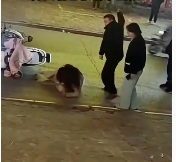 
平顶山那个视频真不敢看第二遍，那个狠劲儿，是想把小姑娘往死里弄吗？

我就想