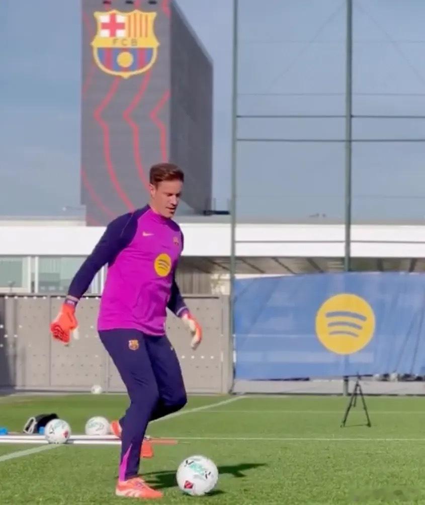 特尔施特根11月初在ins上发视频，戴着守门员手套进行传球练习，之后恢复情况一切