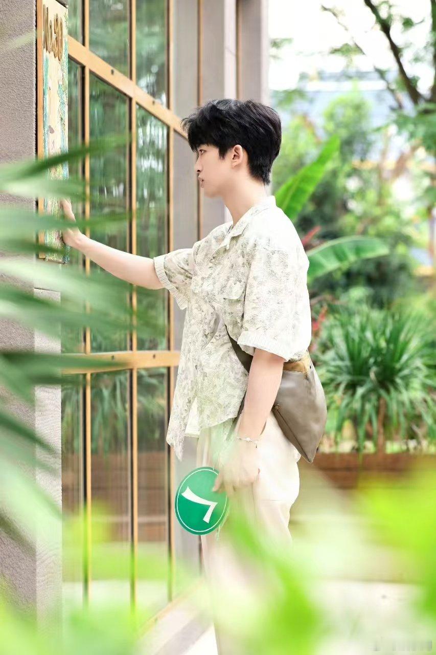 工作人员爆料黄子弘凡私下也高能量忙忙碌碌寻宝藏谁懂啊！节目组PD爆料黄子弘凡寻宝