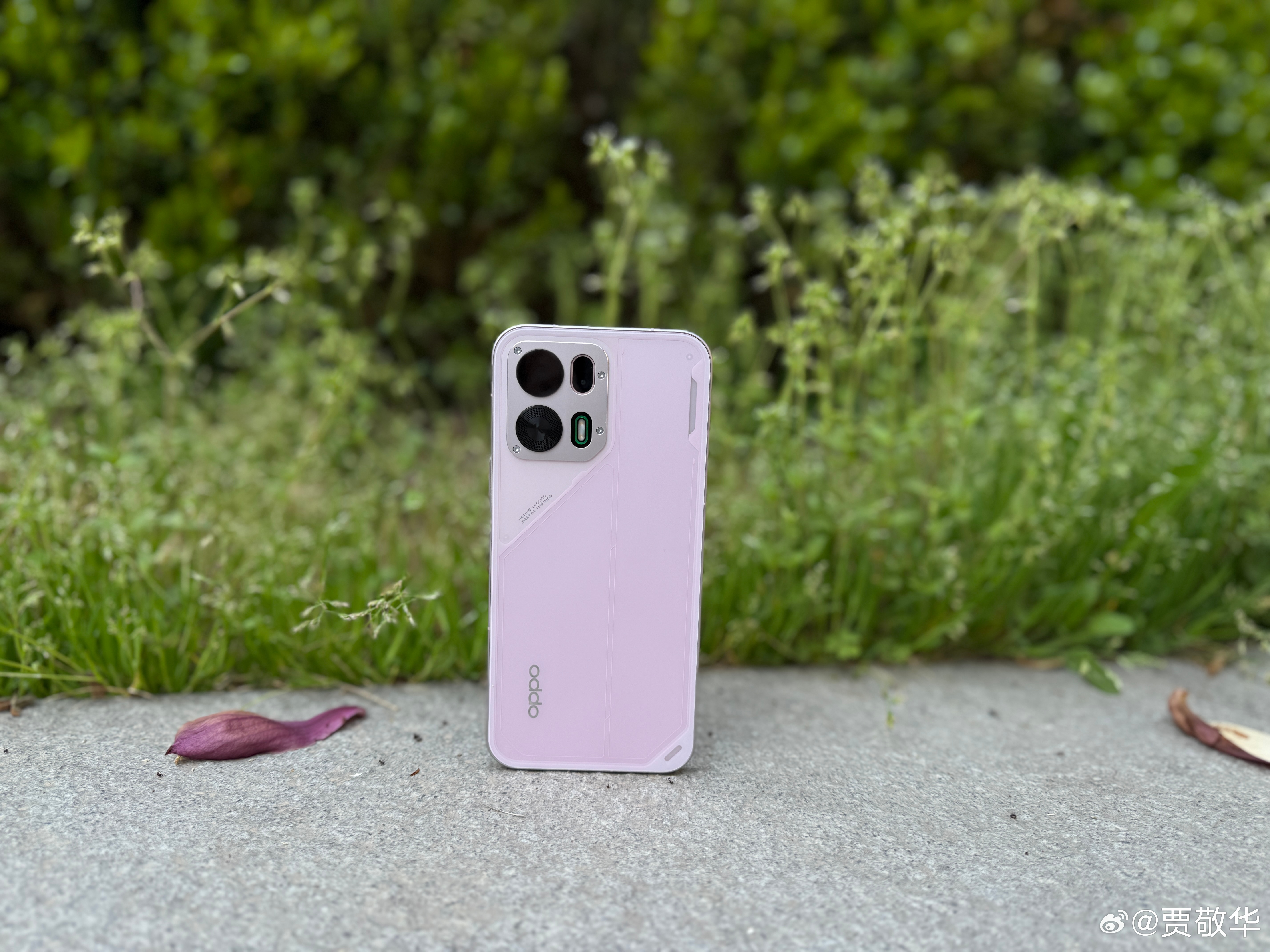 给大家看一台样找手机，光尘粉的外观，不同光线下还有渐变的效果，这个太帅了。内置散