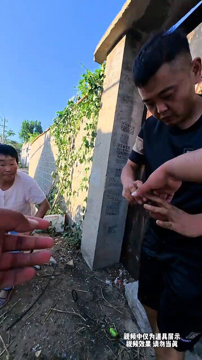 别再骂抢元宝的大娘了，整件事从头到尾都是博主提前安排好的剧本。
 
这个短视频最