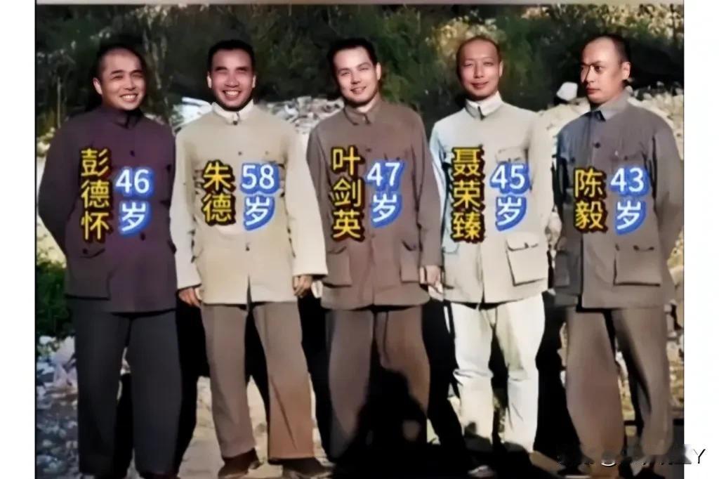 这才是五位元帅的真实样貌，并非演员饰演的角色！这张极为珍贵的老照片拍摄于1944